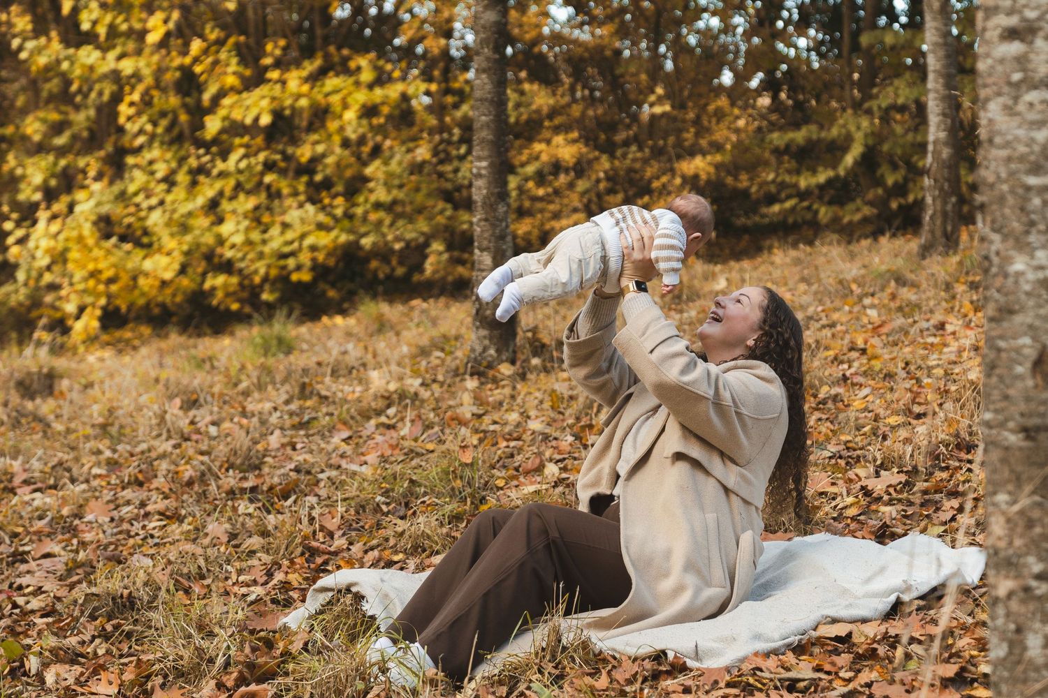 Photographe famille à Châteaugiron capturant un moment complice mère enfant