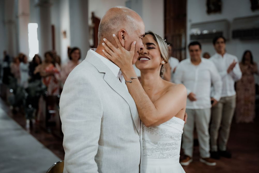 Novios en el altar durante su matrimonio religioso en la Parroquia La Inmaculada Concepción de Valledupar.