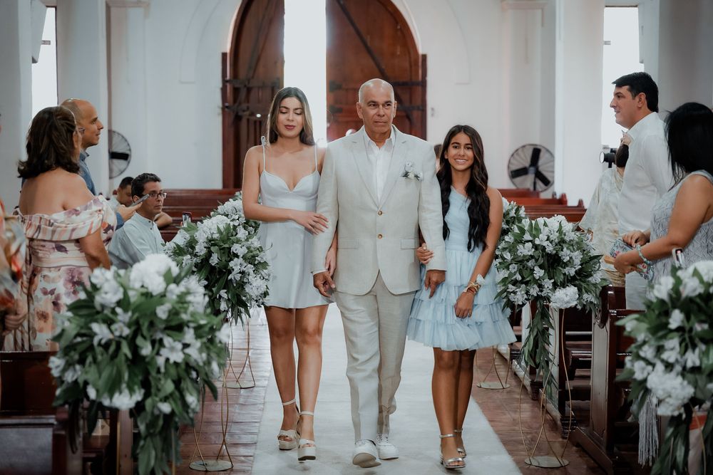Celebración y primer baile de los novios en la pista del Club Valledupar durante su fiesta de matrimonio.