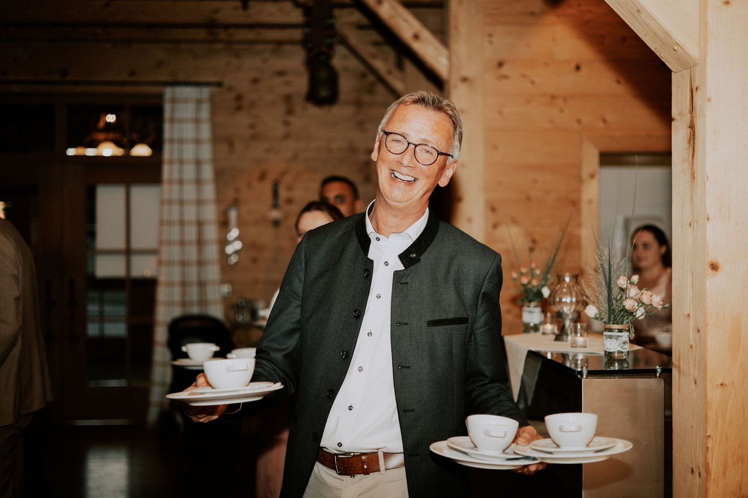 Chef des Berghotels Jägerhof serviert bei Hochzeit in Isny im Allgäu