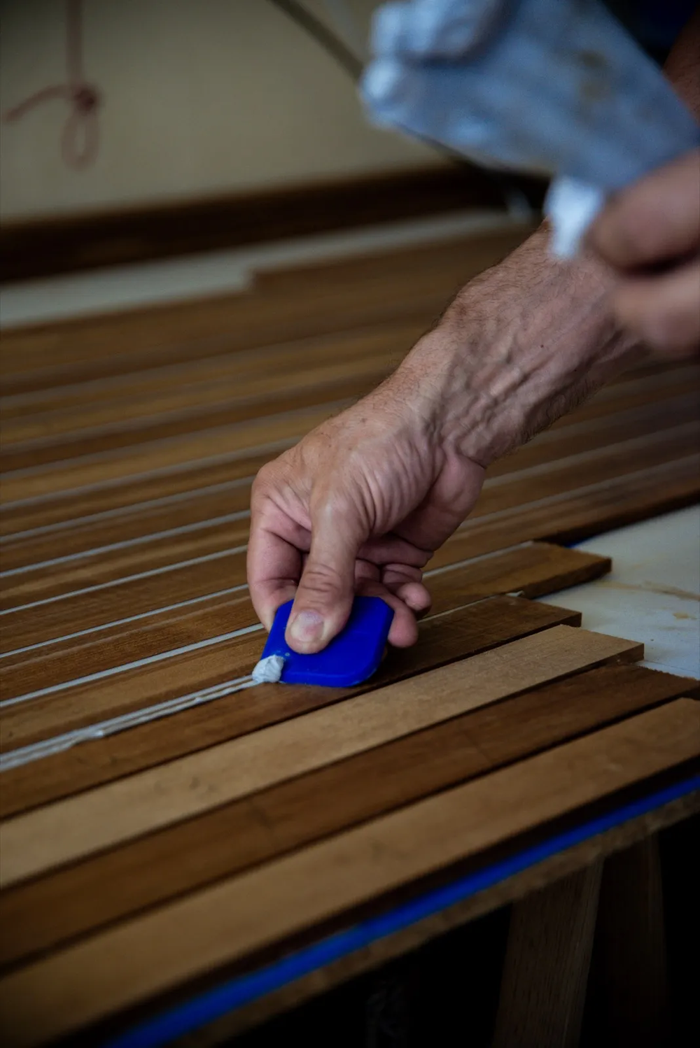 Artisans travaillant dans sont atelier.