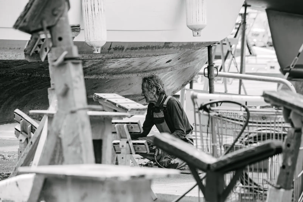 Artisans travaillant sur la coque d'un bateau