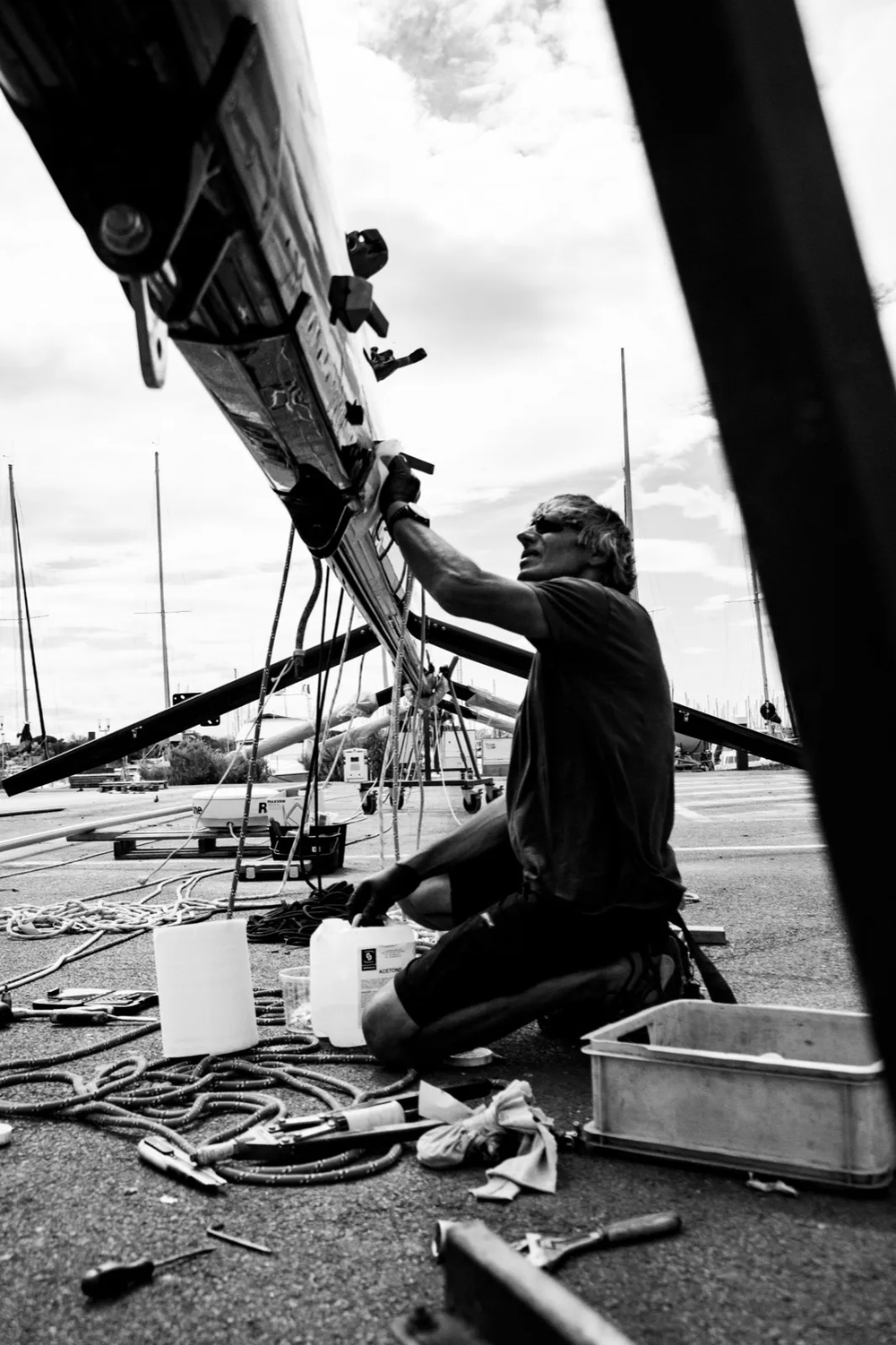 Artisans travaillant sur le mat d'un bateau