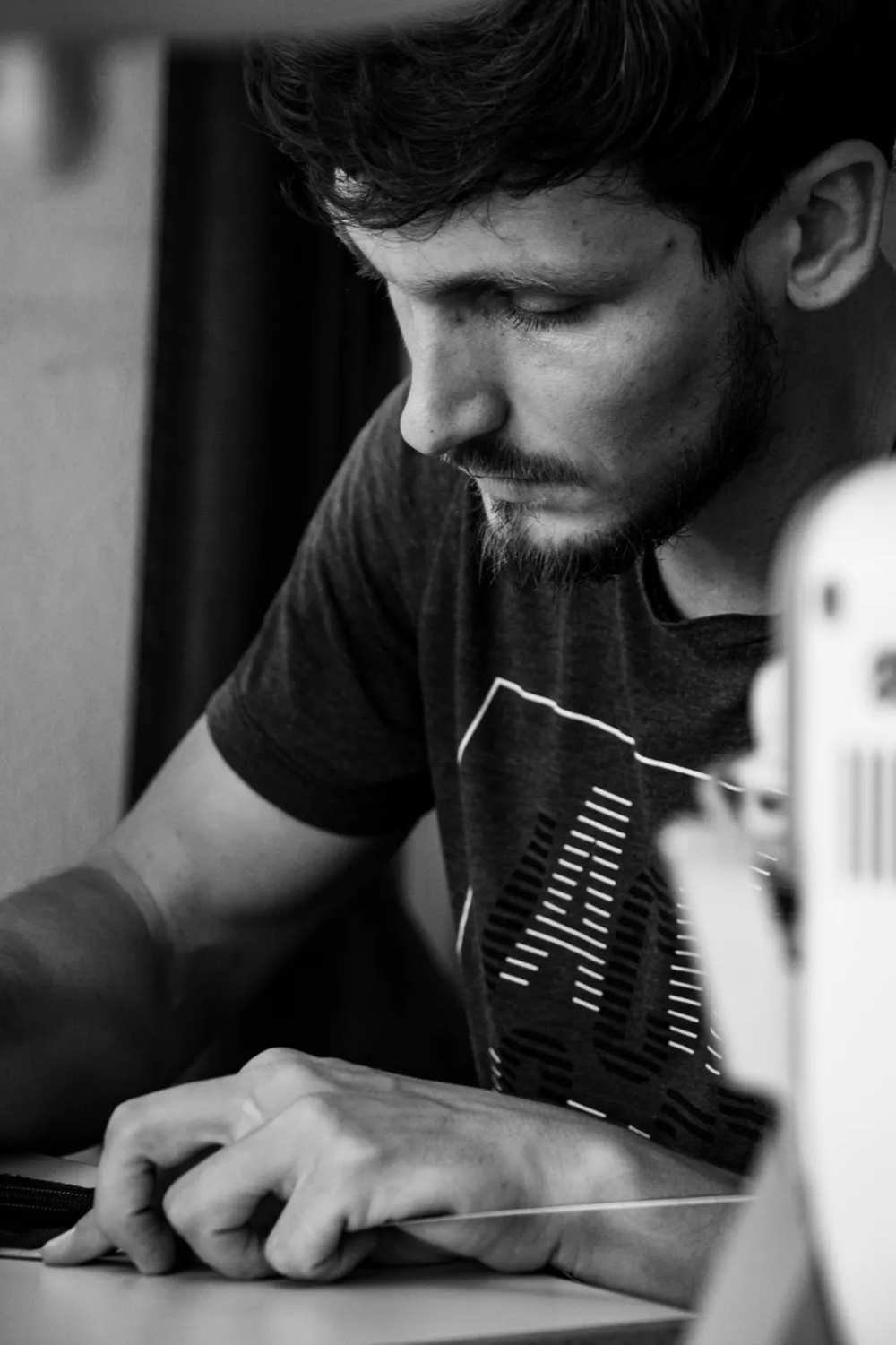 Artisans travaillant dans sont atelier.