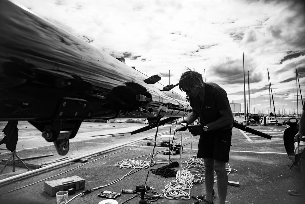 Artisans travaillant sur le mat d'un bateau