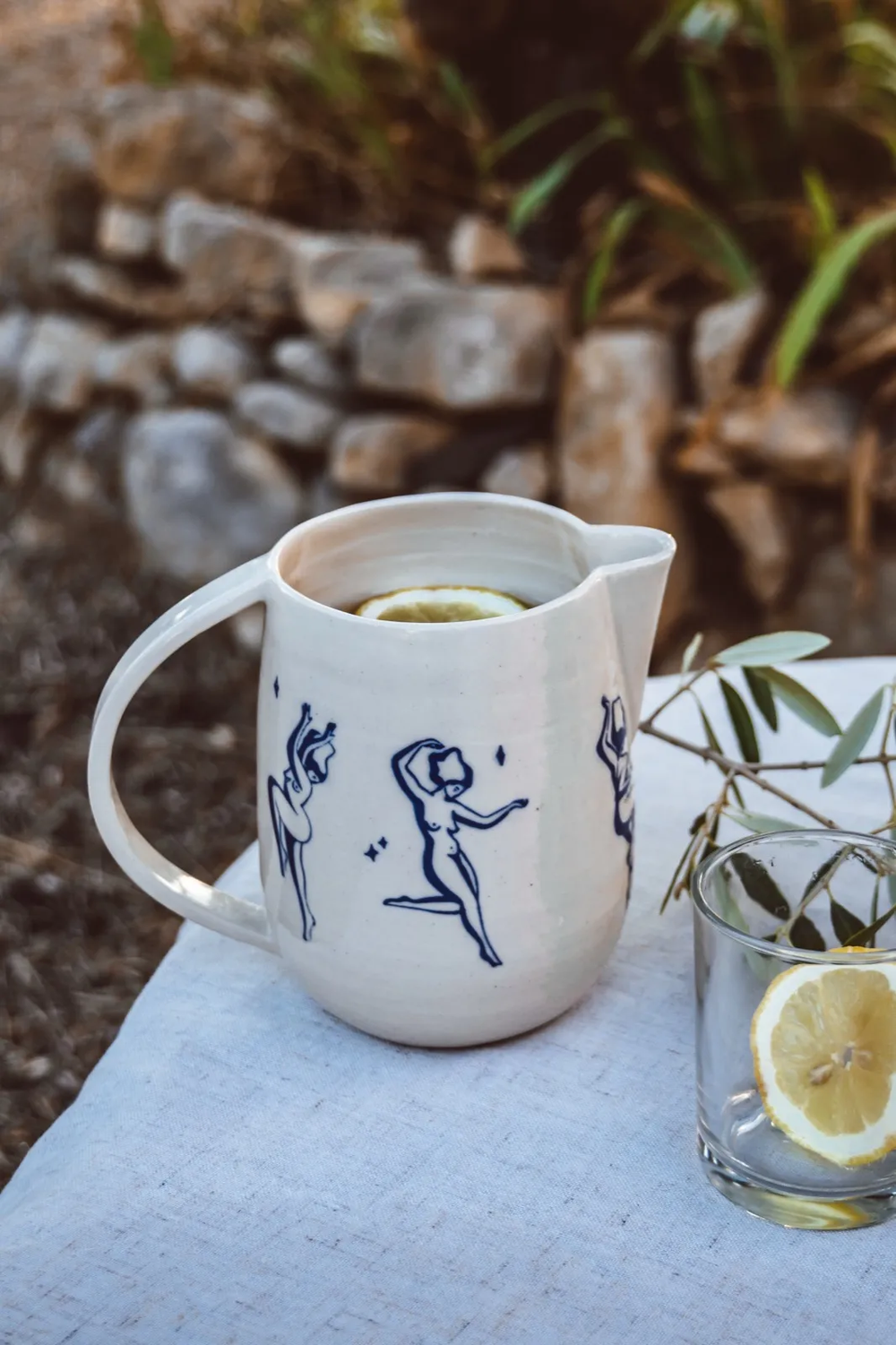 Vaisselle illustré sur une table nappée.