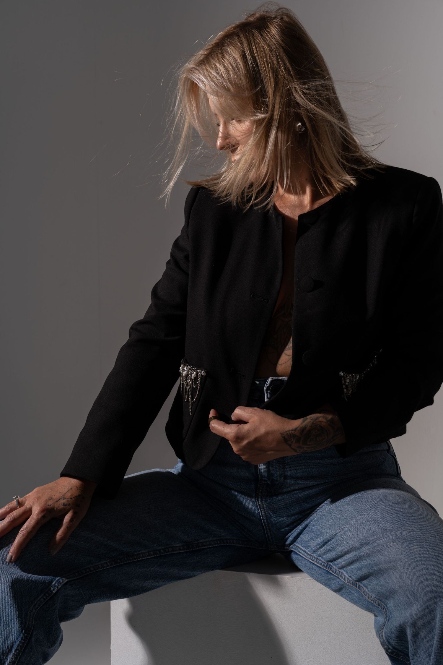 Piękna i szczęśliwa blondynka. Seksowna sesja beauty w studio fotograficznym. Zdjęcia do wykorzystania na social media.