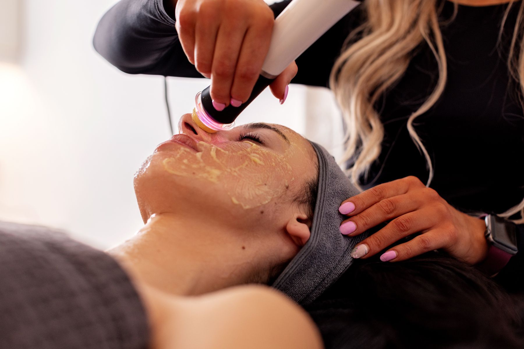 Refresh your skin with OxyGeneo facials at Glow Day Spa in Barrie for gentle exfoliation, hydration, oxygenation, and a healthy glow.