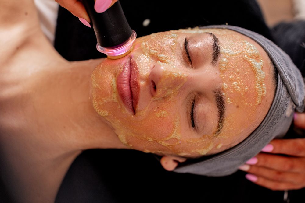 Experience OxyGeneo facials at Glow Day Spa in Barrie for exfoliation, oxygenation, hydration, and radiant, refreshed-looking skin.