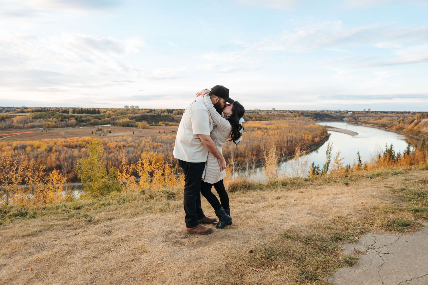 Terwillegar park edmonton, fall photoshoot, lookout points over the river, family photographer, engagement pictures, wedding photographer