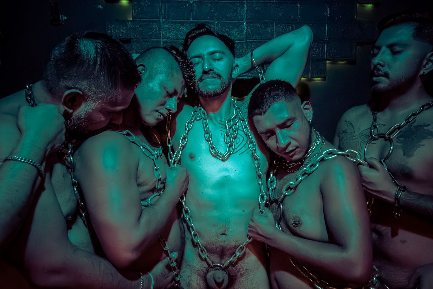 Fotografía artística grupal masculina LGBTQ+ con enfoque editorial en estudio en CDMX por Photo Iconiq