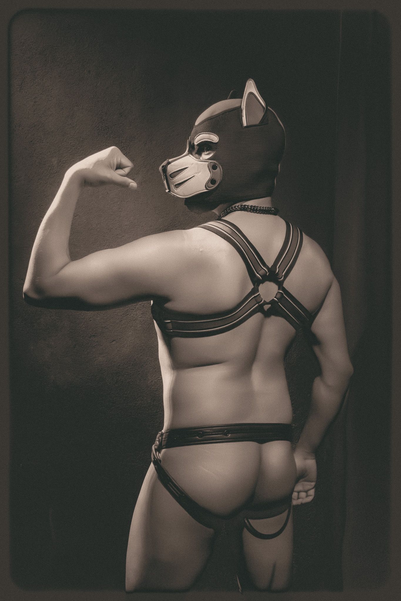 Fotografía artística retrato masculino blanco y negro, con enfoque editorial de hombre con máscara de pup en CDMX por Photo Iconiq