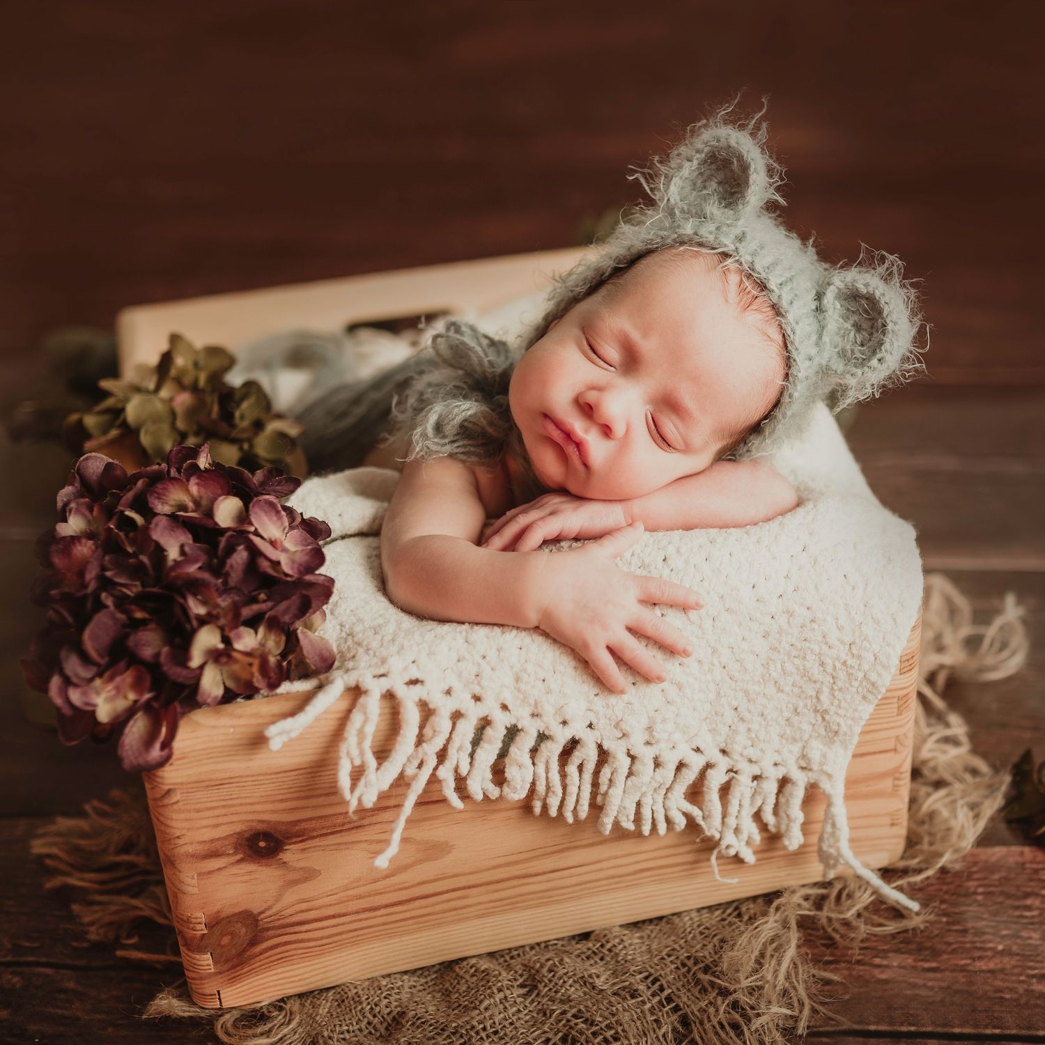 Umelecká newborn fotografia, štylizovaný portrét novorodenca. Profesionálna fotografka Bratislava s 10-ročnou praxou a citom pre detail.