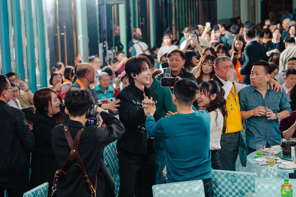 作為南部指標性的建設公司之一，中洲建築於屏東舉辦年度尾牙盛會，邀請羅時豐、陳勢安、孫淑媚現場演出，打造氣勢磅礡的企業年終晚會。渴望影像Aspire Studio以專業活動紀錄視角，完整捕捉舞台燈光、台上藝人表演、員工互動以及企業凝聚力，是屏東企業尾牙攝影與商業活動紀錄的代表案例。