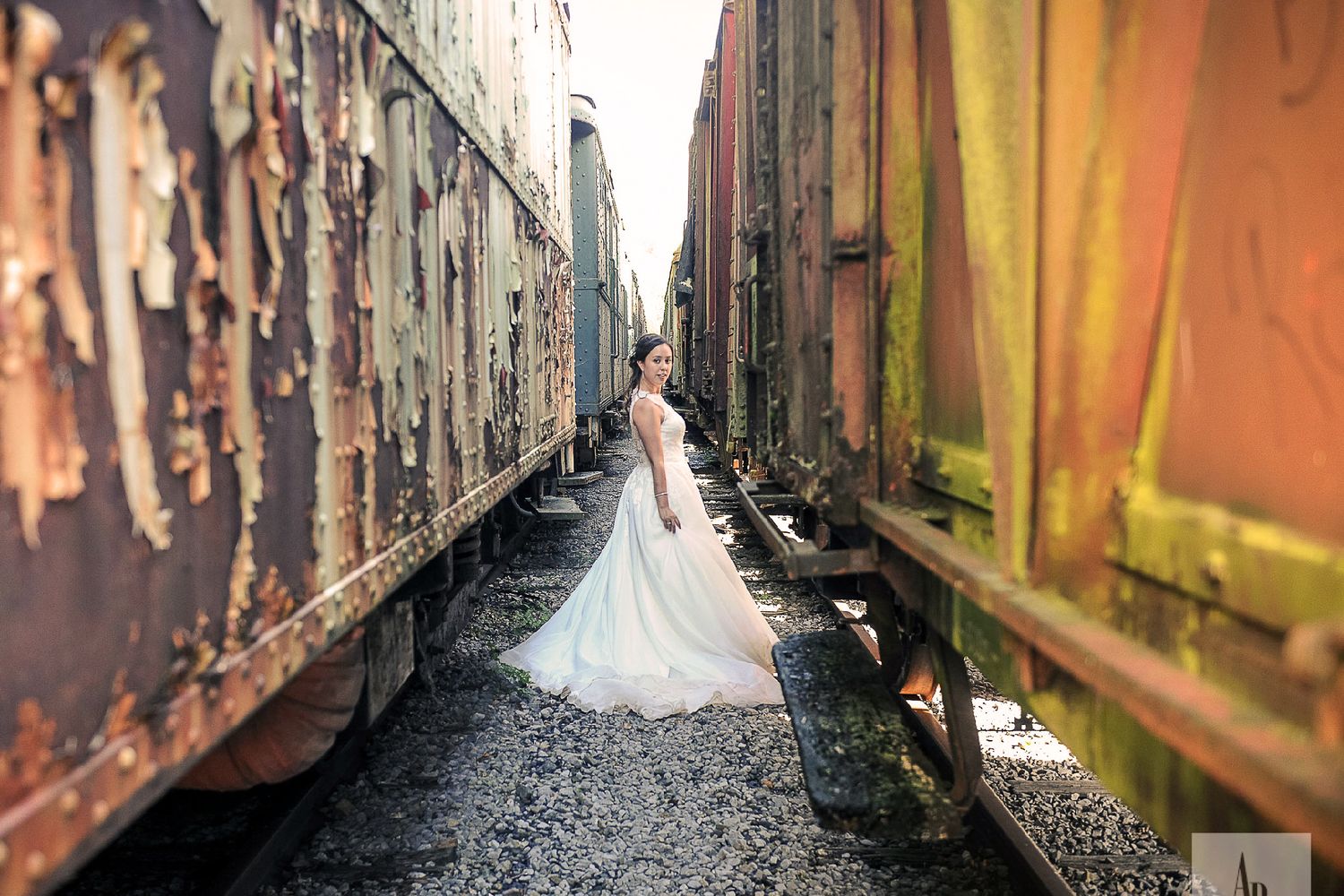 Mariage décalé dans une gare désaffectée – séance photo de couple industrielle