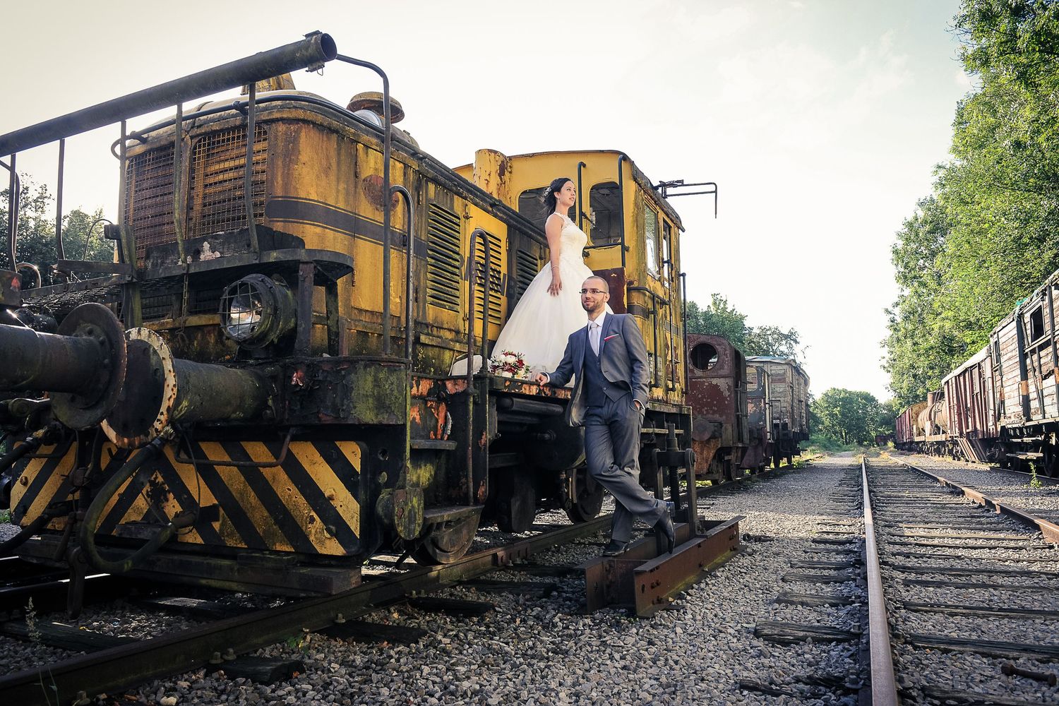 Photos de couple originales lors d’un mariage intimiste au décor industriel