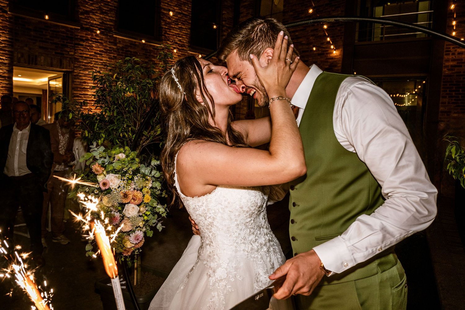 Spontaan avondmoment van bruidspaar met vonken en emotie, vastgelegd door Bart Boodts Photography met focus op liefde en feestelijke sfeer.