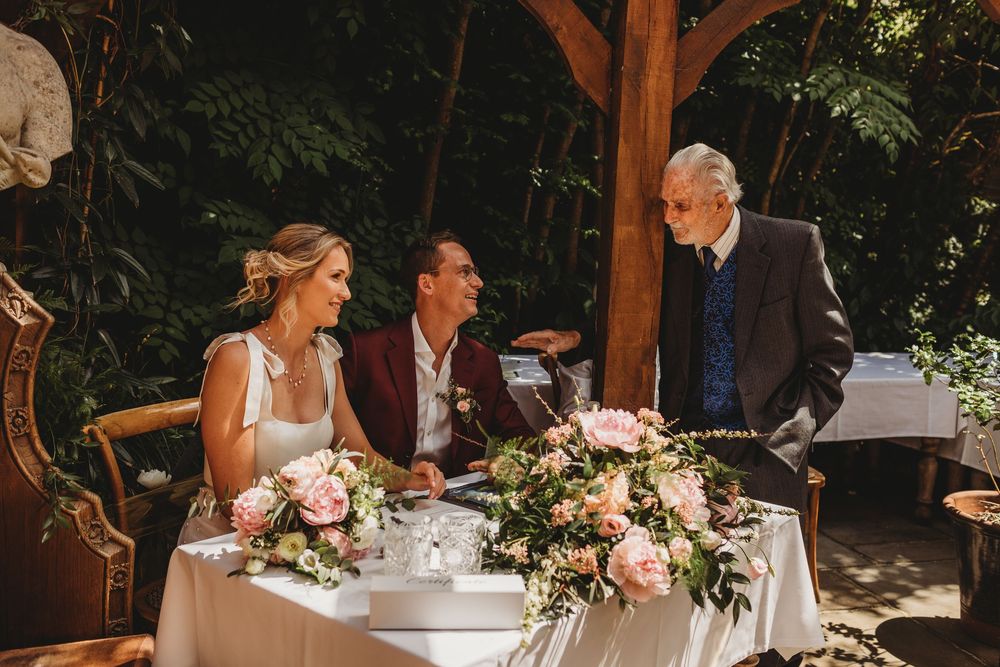Winchester Wedding photographer
The Wykeham Arms
St George's Tea Room