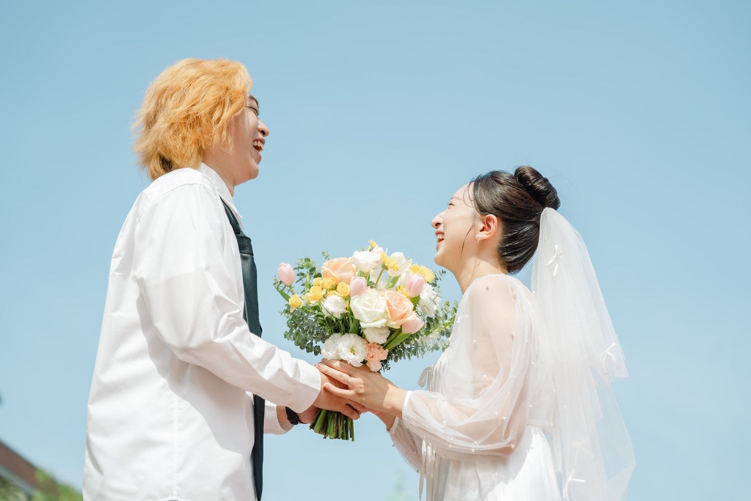 Start at the registry office and keep it real—Aspire Studio captures genuine wedding registration moments in Kaohsiung.渴望影像,記錄登記寫真當下最真實的樣子。