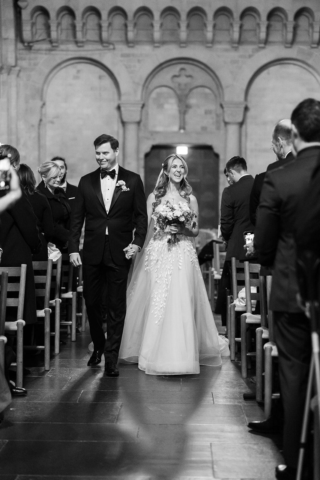 Elegant wedding ceremony welcome sign with pink background and calligraphy text for Lunds Domkyrka event in October 2023.