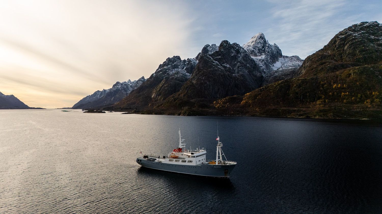 navire de croisière polafront navigant dans les fjords des lofoten