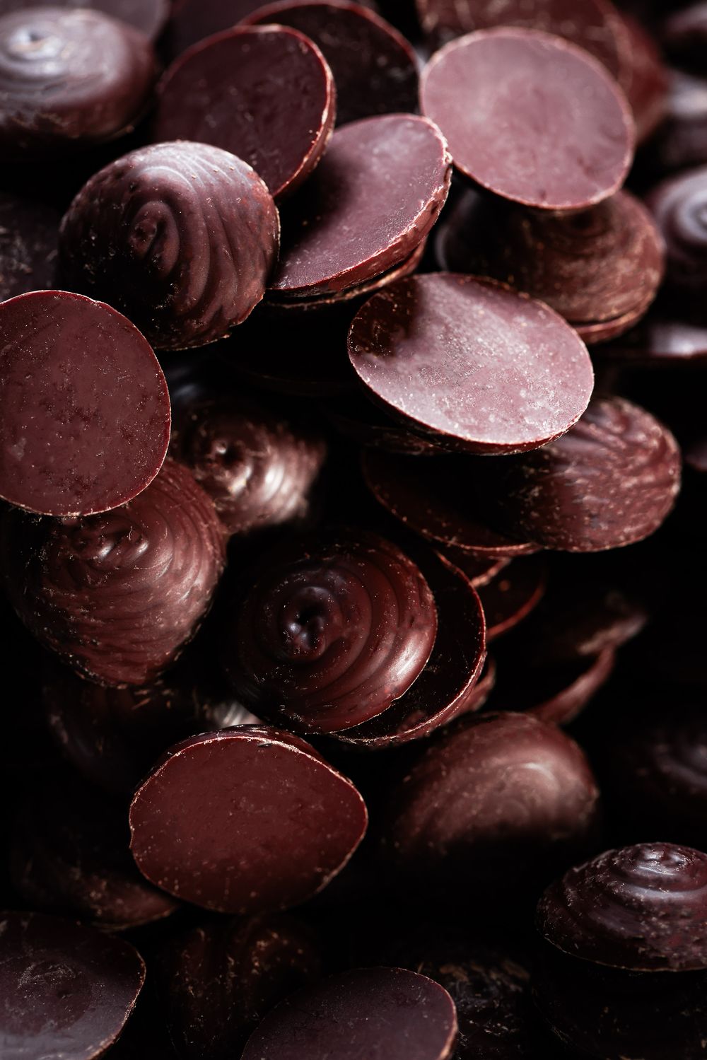 Mise en scène culinaire mettant en valeur le cacao équatorien