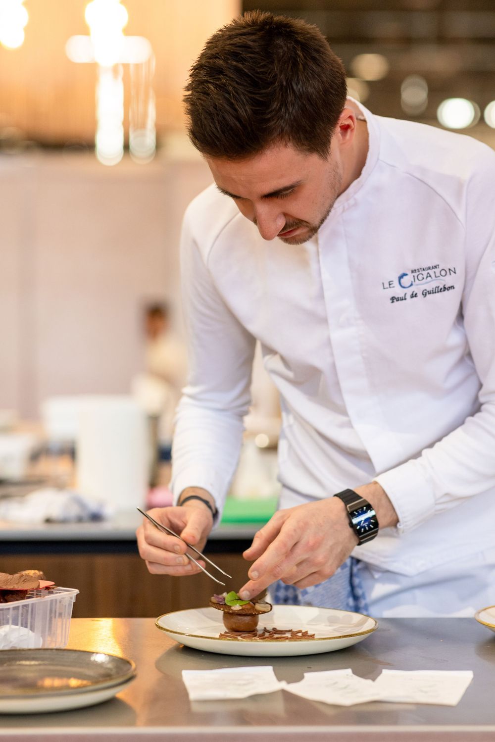 Chef patissier qui travaille le chocolat Ecuacao dans sa création