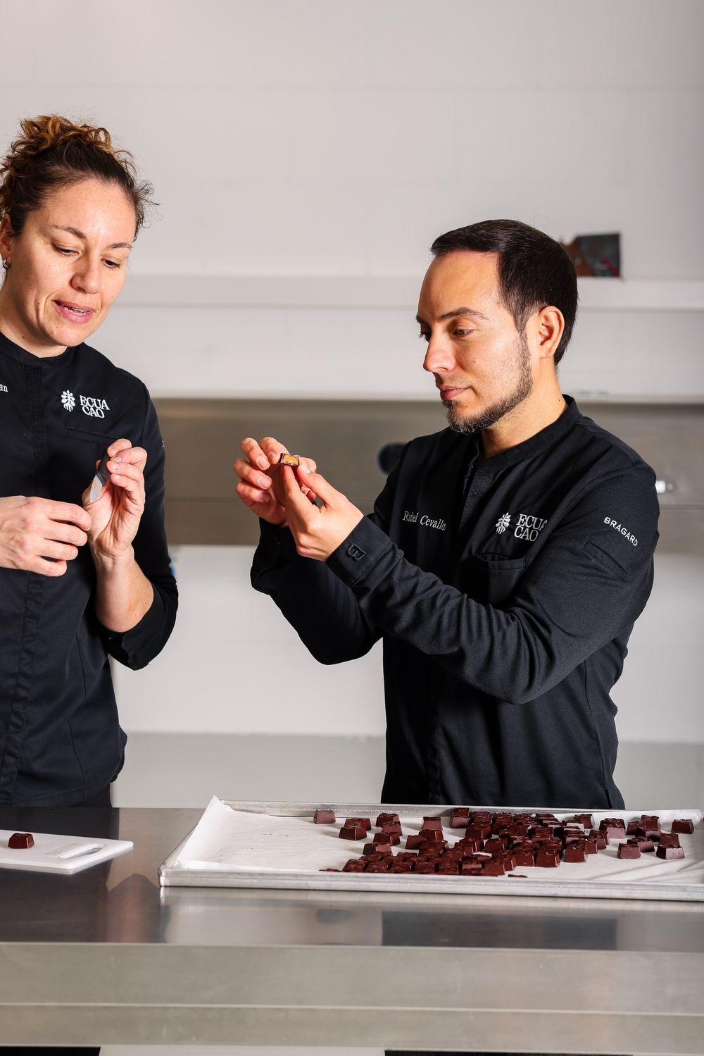 Artisans chocolatiers au travail dans le laboratoire Ecuacao