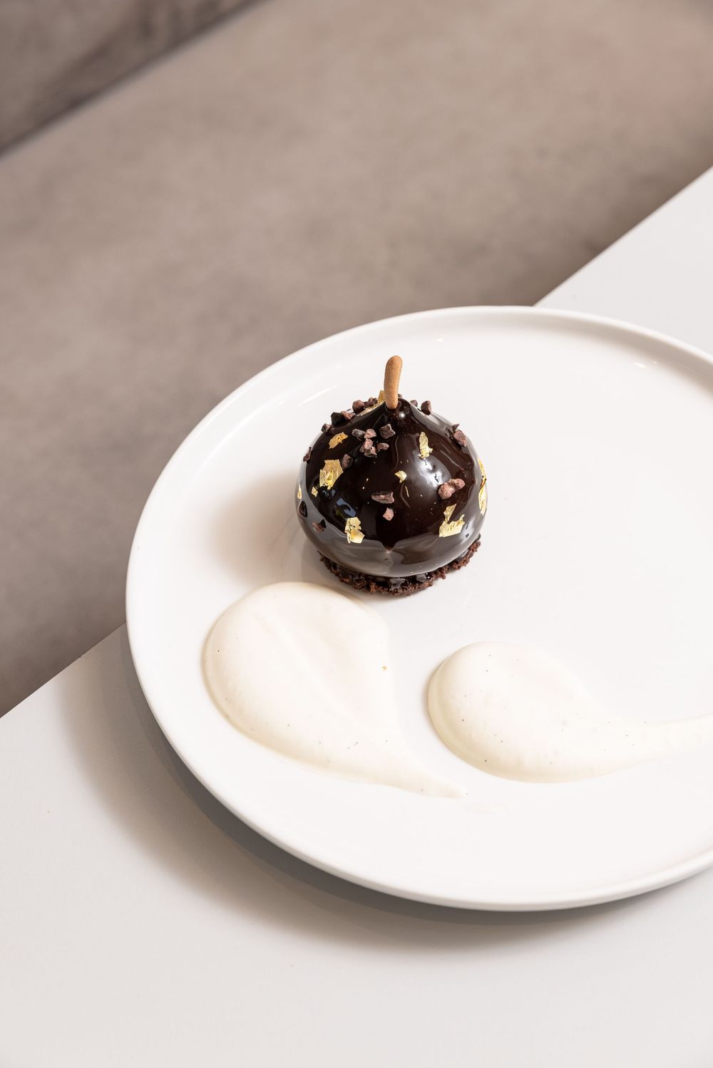 Mise en scène culinaire mettant en valeur le cacao équatorien dans une patisserie réalisée par le chef Julien Maslanka