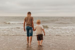 broertjes aan het strand