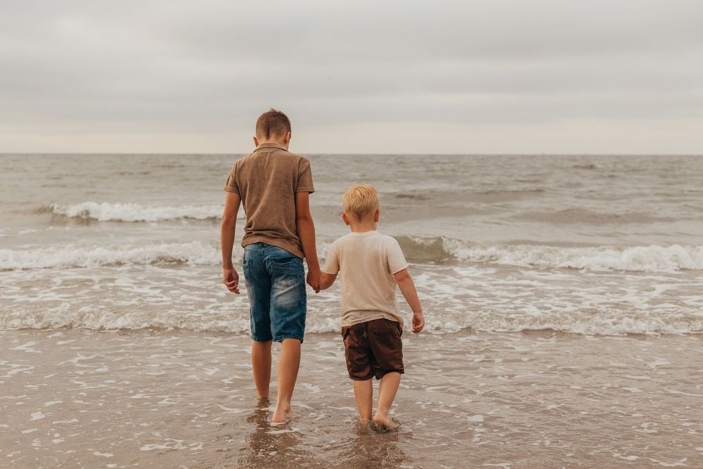 broertjes aan het strand