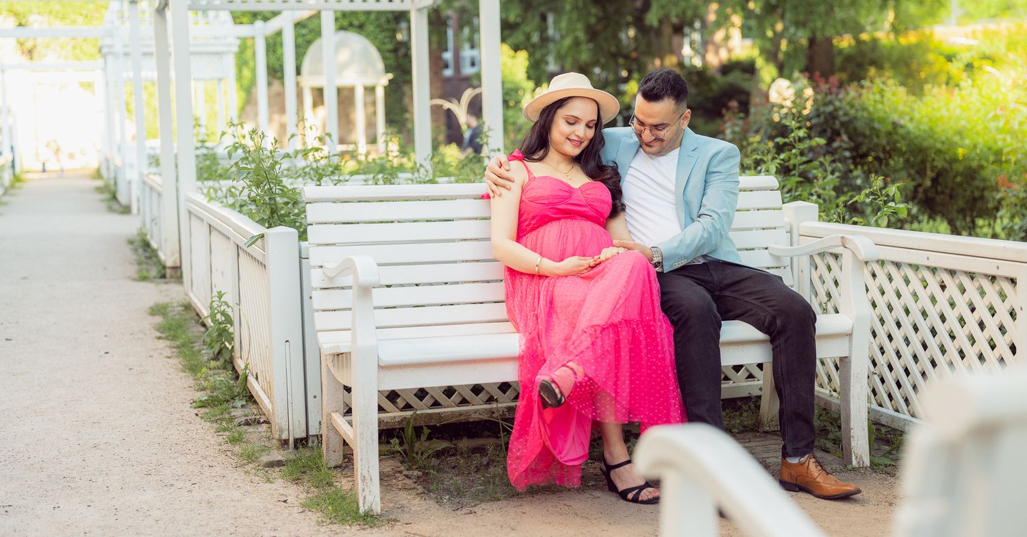Schwangere Frau und ihr Partner bei einem liebevollen Outdoor-Maternity-Fotoshooting – natürliche Schwangerschaftsfotografie in Karlsruhe.