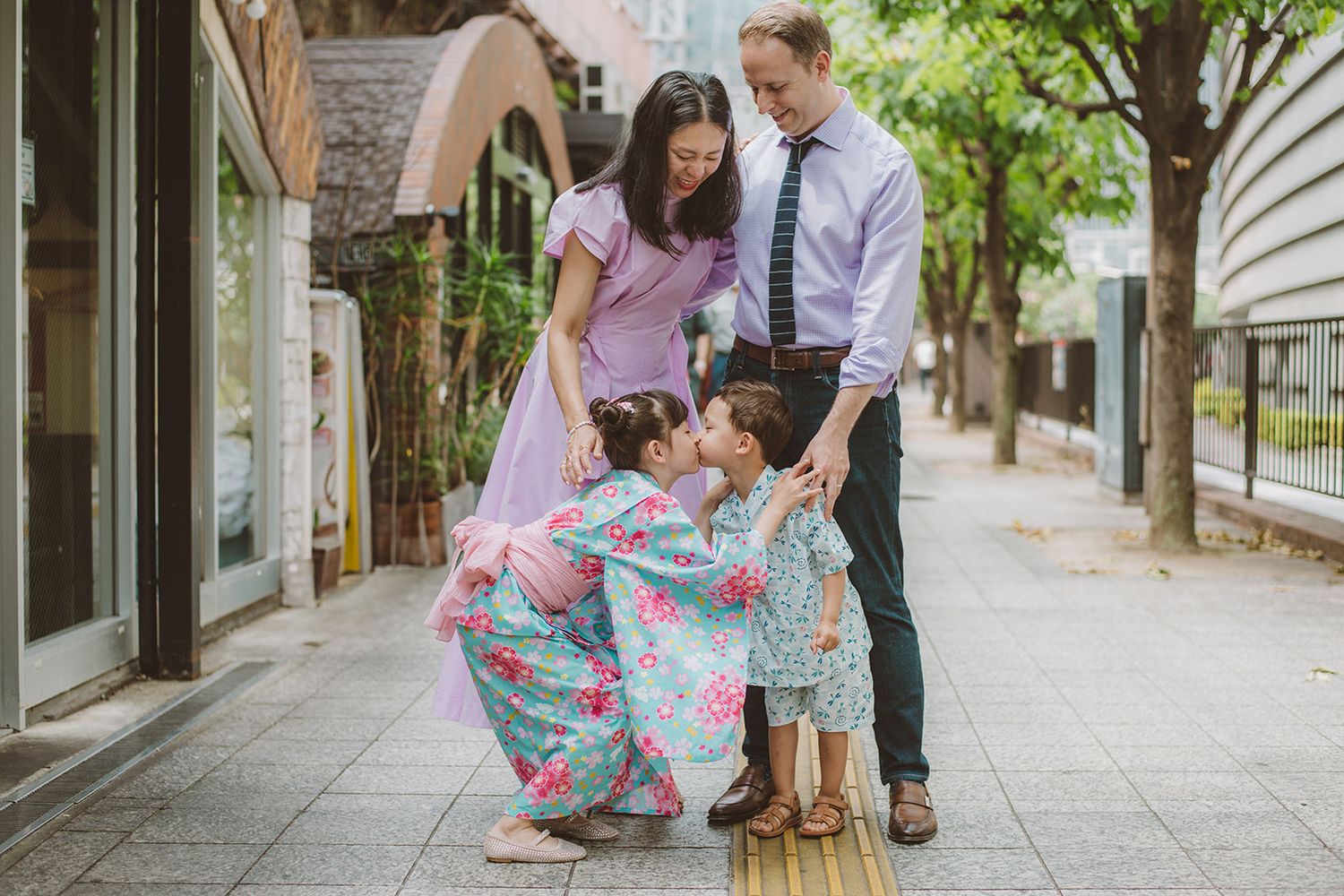Candid family photography in Tokyo with professional photographer Miki Sakai