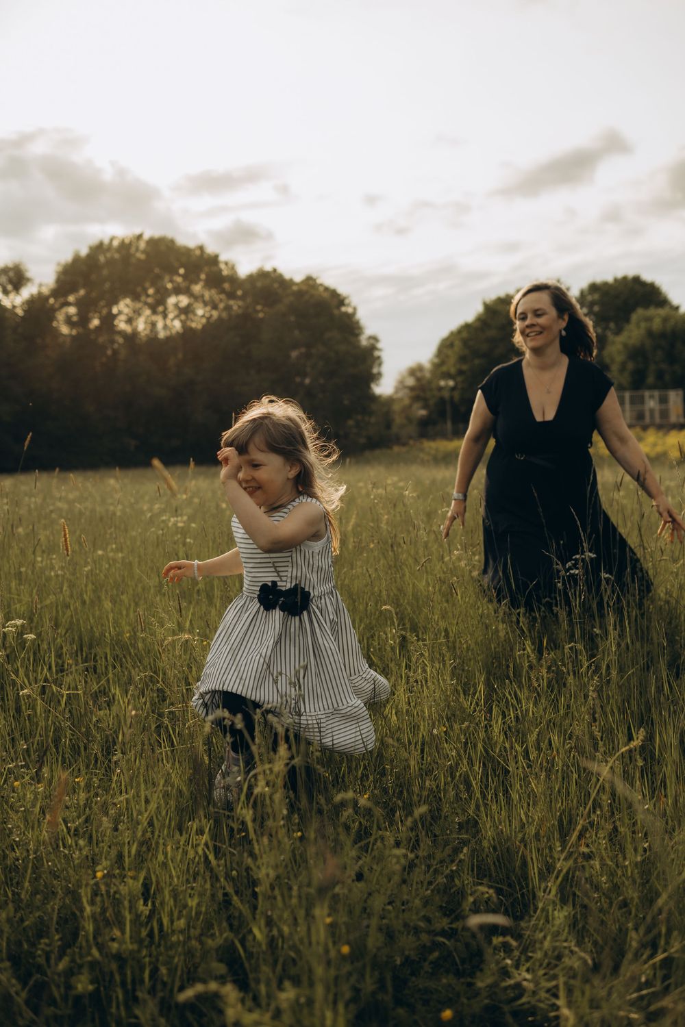 Outdoor family session in Stockholm field | candid documentary family photographer capturing natural moments