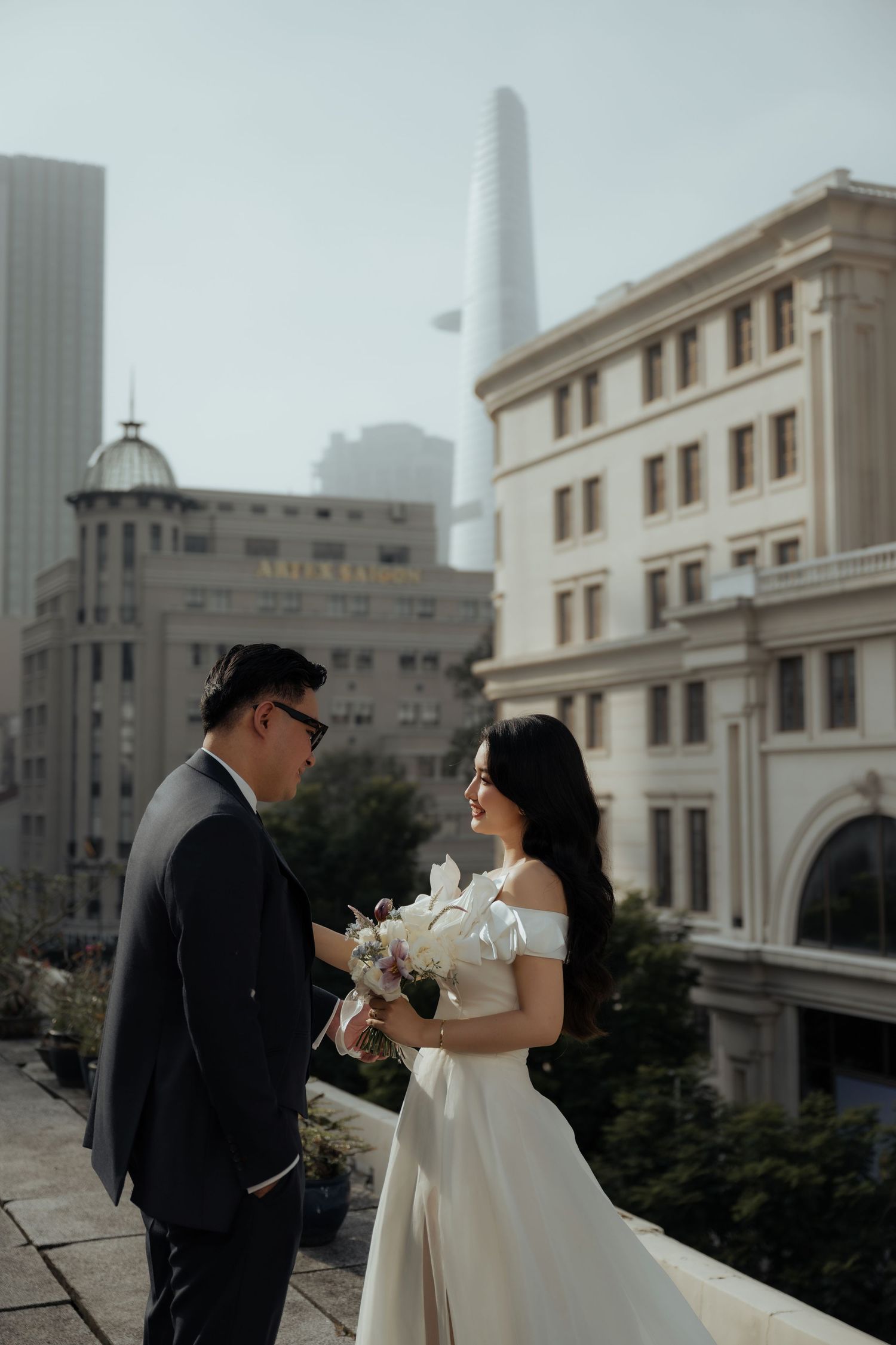 alt="Couple prewedding photoshoot at Nguyen Hue street"