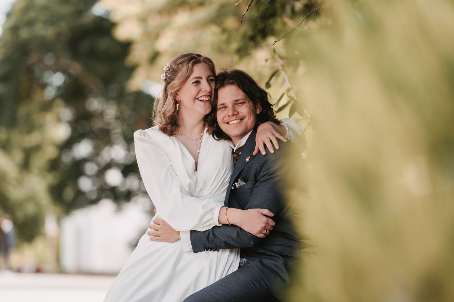 Brautpaar im Grünen, romantische Hochzeitsfotografie im Freien, natürliche Portraits und emotionale Momente für unvergessliche Erinnerungen.