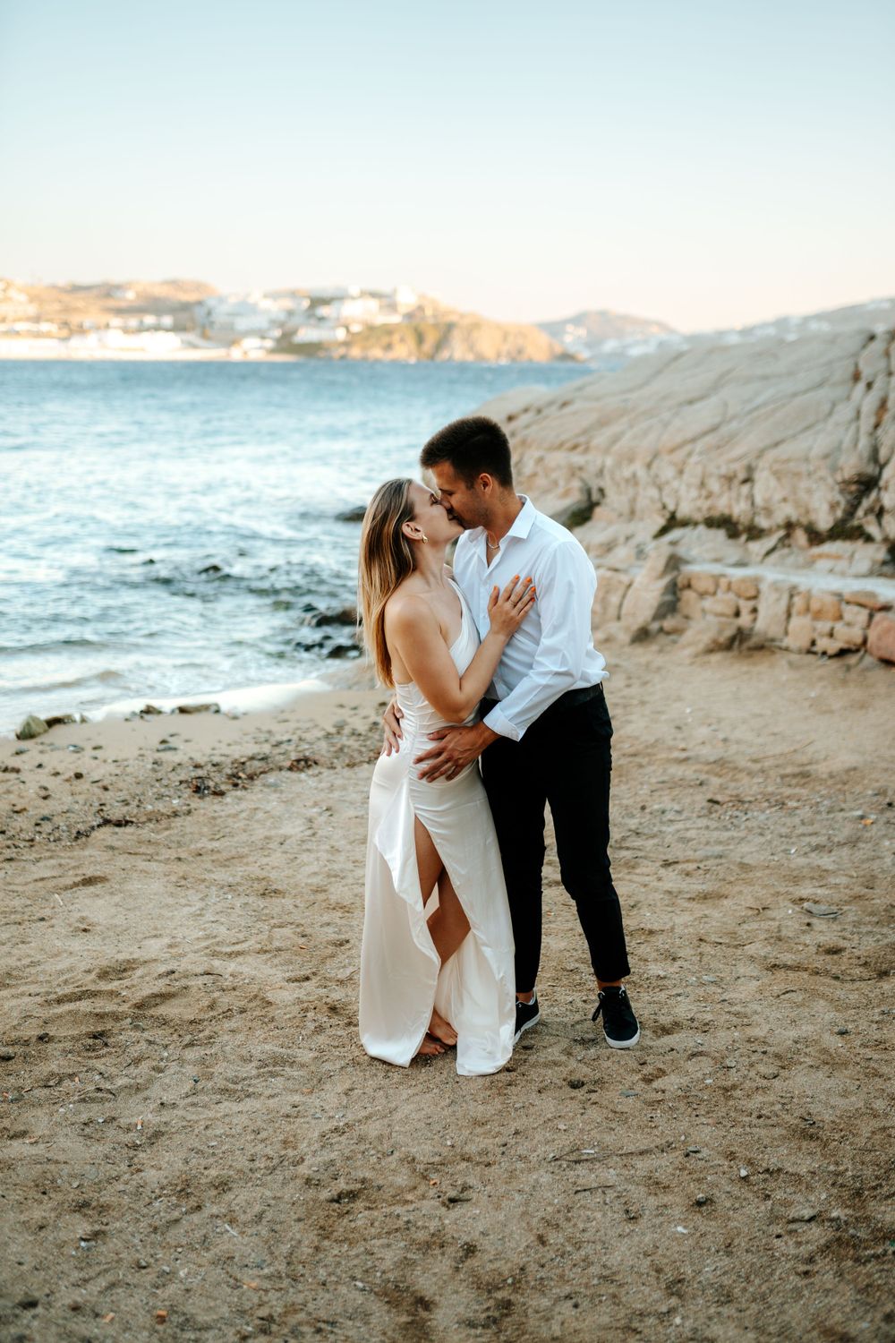 Romantické párové focení u moře na Mykonosu, foceno fotografem Lukášem Vavřincem
