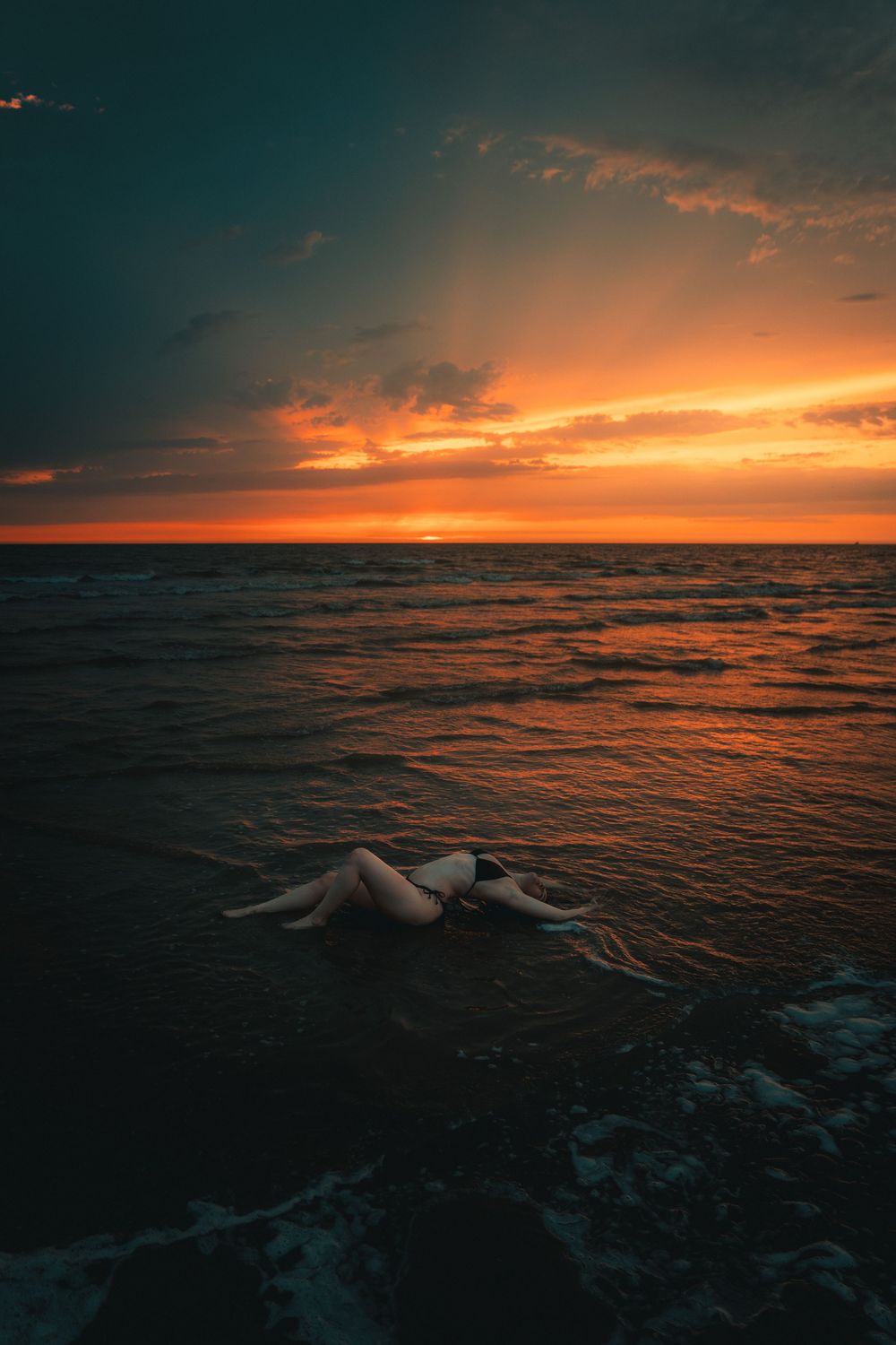 Séance photo portrait artistique en extérieur au coucher du soleil