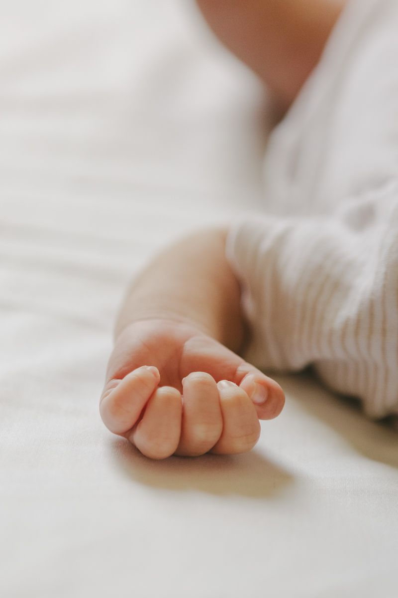 Detail of newborn baby’s fingers captured by NYC family photographer Paula Brearley