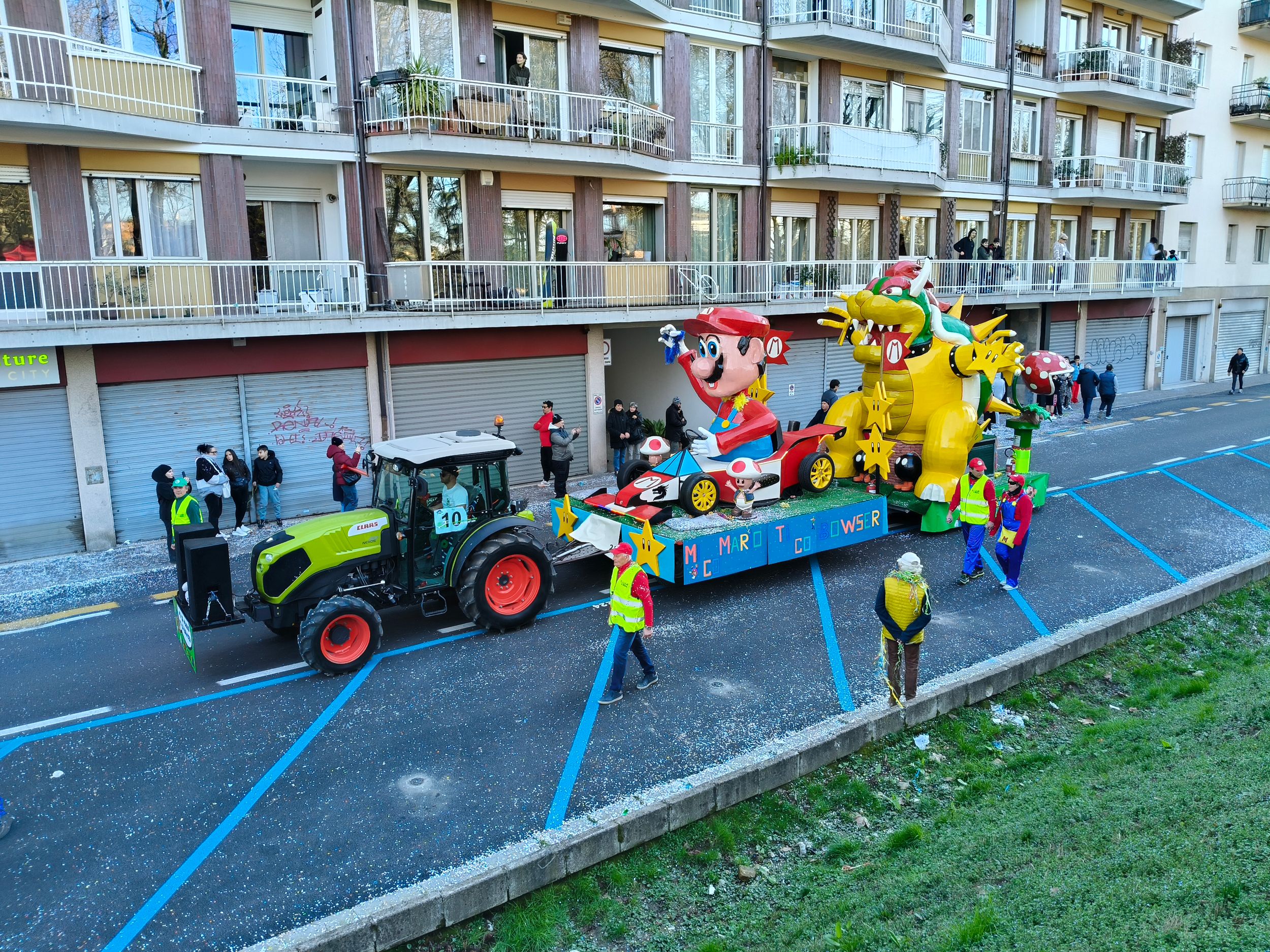 Treviso Carnival Parade 2026. The Sanvecarri Association with the show “Me with Mario, you with Bowser!”.