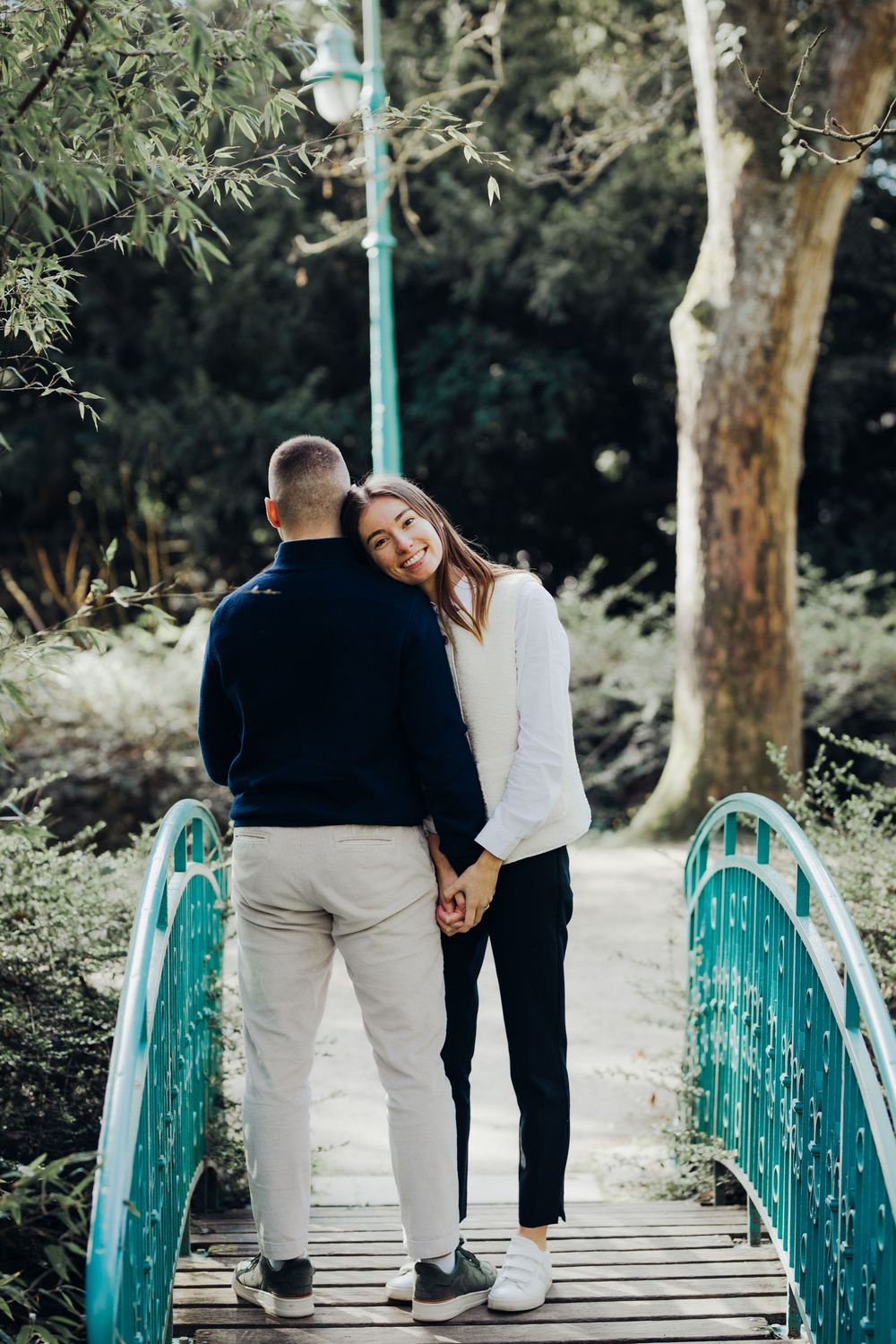 Photographe Rennes, séance engagement avant votre mariage, une séance couple au Parc du Thabor Louise de Vallavieille