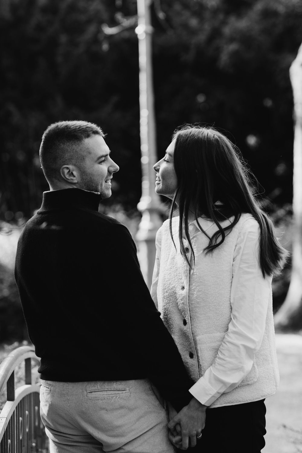 Photographe Rennes, séance engagement avant votre mariage, une séance couple au Parc du Thabor Louise de Vallavieille