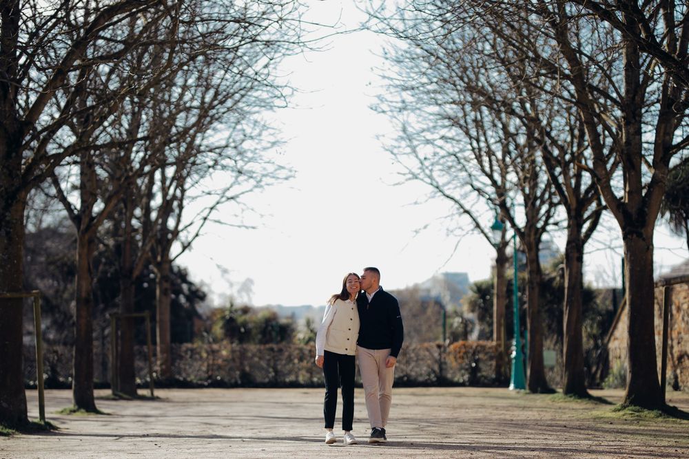 Photographe Rennes, séance engagement avant votre mariage, une séance couple au Parc du Thabor Louise de Vallavieille