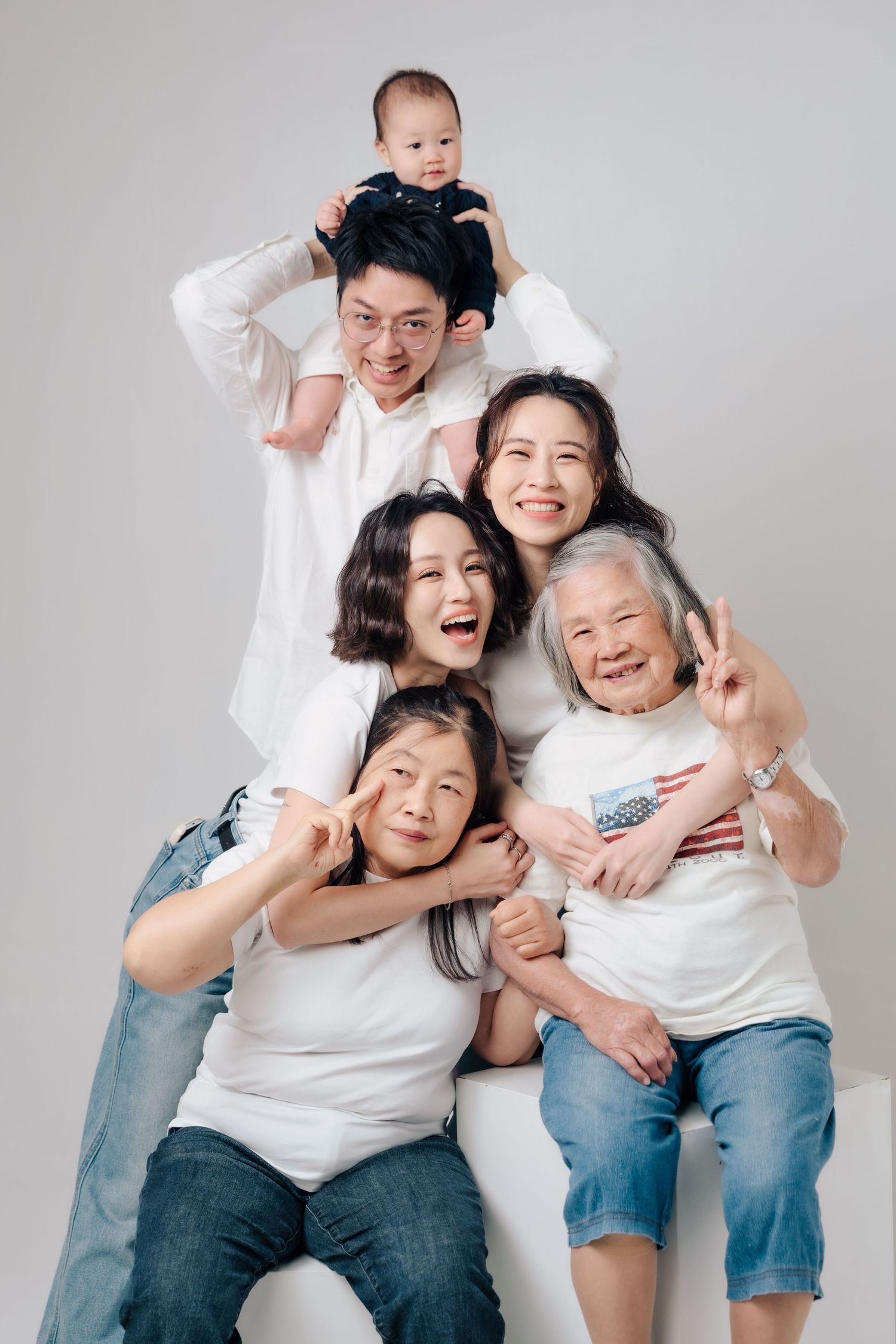 屏東照相館全家福拍照推薦,渴望影像在屏東擁有專業攝影棚與攝影師,非常適合南部家庭棚拍需求,一次完成節慶全家福照與個人寫真拍攝,新生兒寫真、抓周寫真、個人照、形象照等服務,南部地區,屏東、高雄、台南皆可預約攝影棚,打造一份溫暖自然又具美式風格的家庭寫真影像,留下專屬於你的珍貴回憶。