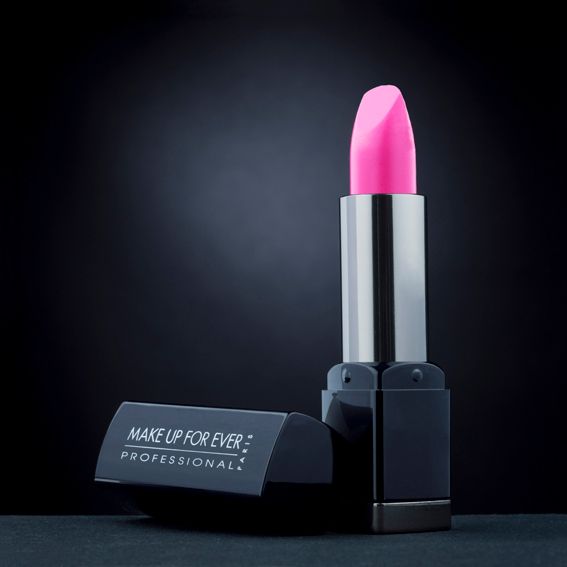 Un rouge à lèvres professionnel rose vif de Make Up For Ever se détache sur un fond sombre, photographie de produit en studio