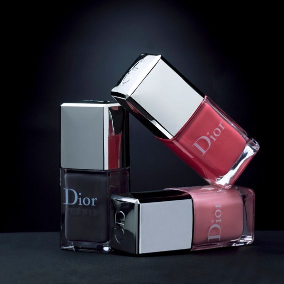Photographie de produits de beauté, flacons de vernis à ongles Dior dans des tons roses et noirs, disposés artistiquement