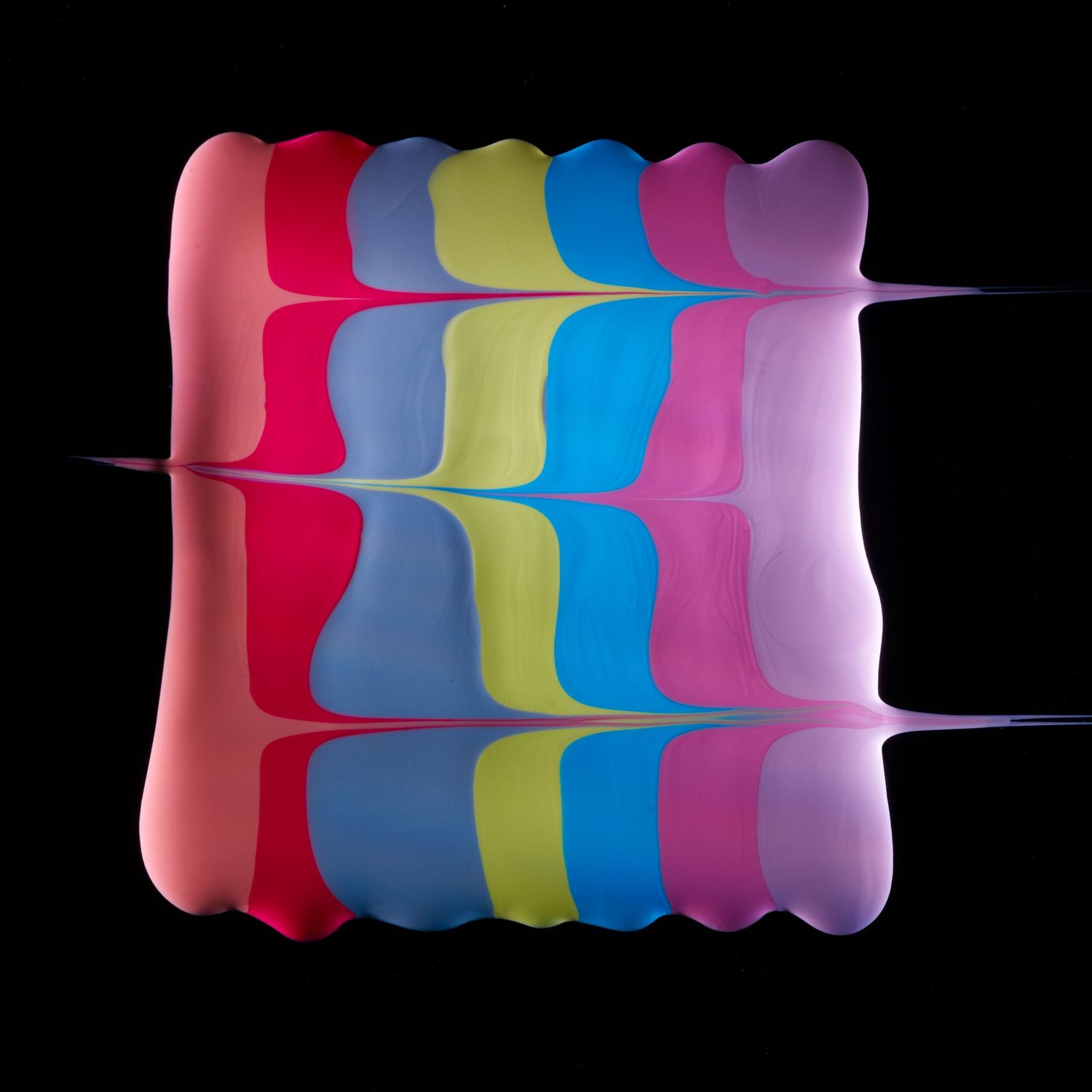 Photographie de matière de produits de beauté artistique en studio.