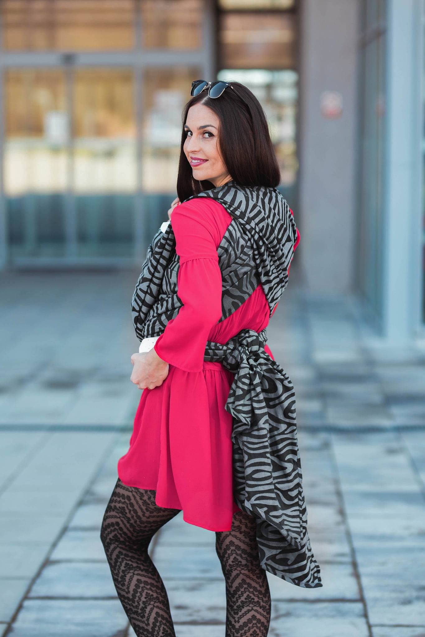 Štýlová brunetka v ružových šatách so zebrovaným kabátom a vzorovanými pančuchami v exteriéri. Portrétna fotografia, Rajecké Teplice.