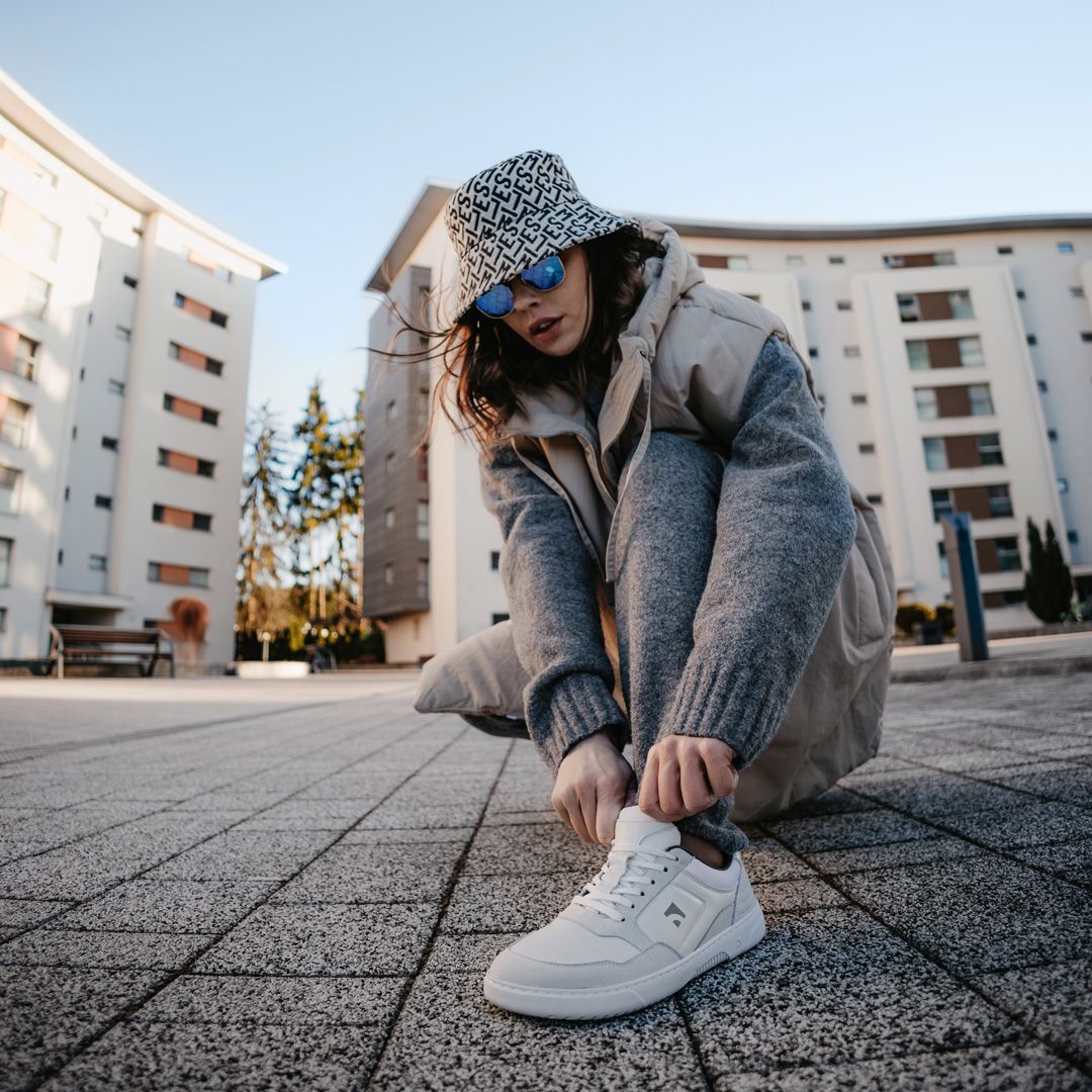 Street style portrét modelky v bielych teniskách a zimnej bunde v mestskom prostredí, moderná portrétna fotografia, Žilinský kraj.