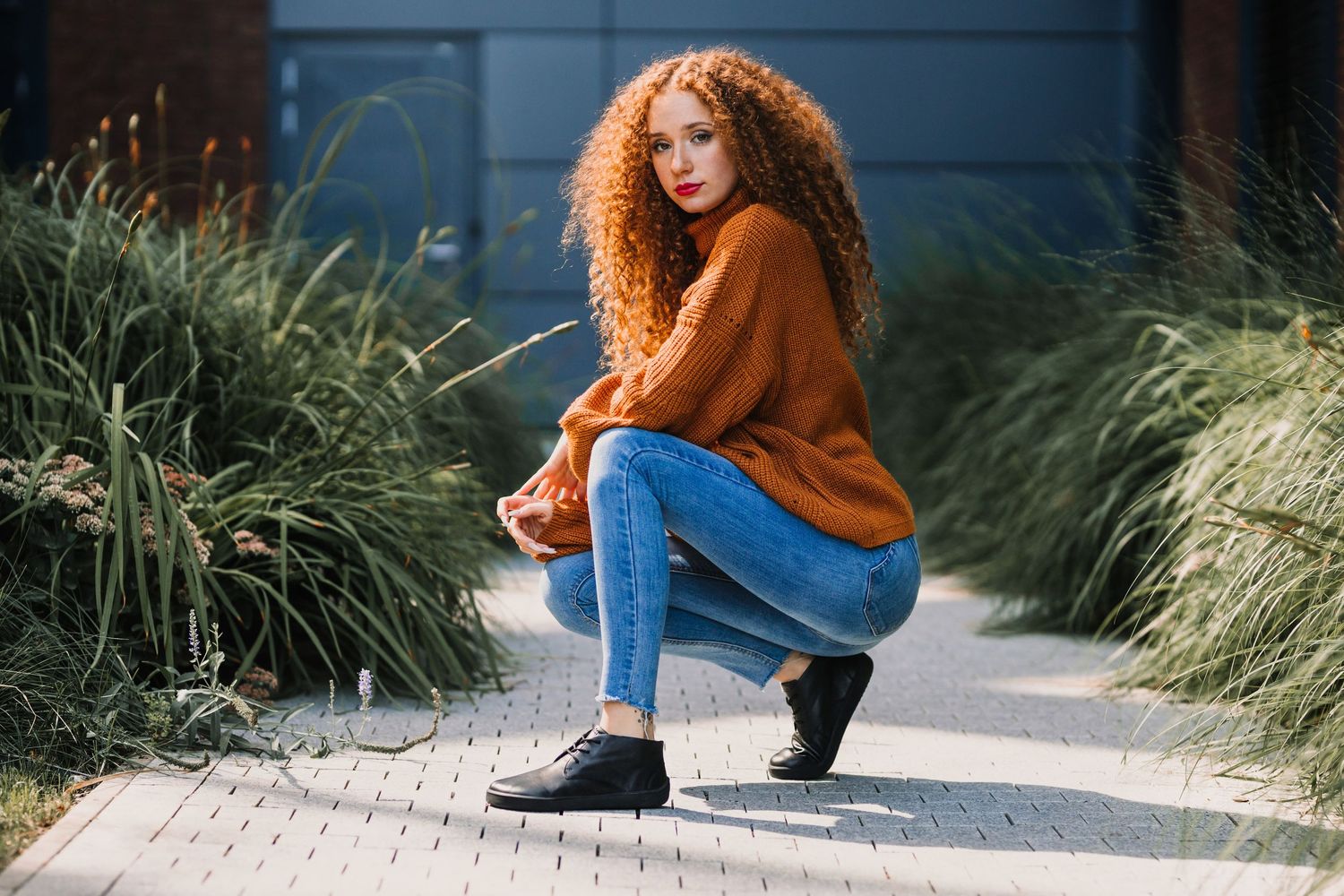 Štýlový lifestyle portrét modelky v oranžovom svetri a džínsoch, mestské prostredie, portrétna fotografka Rajecké Teplice.